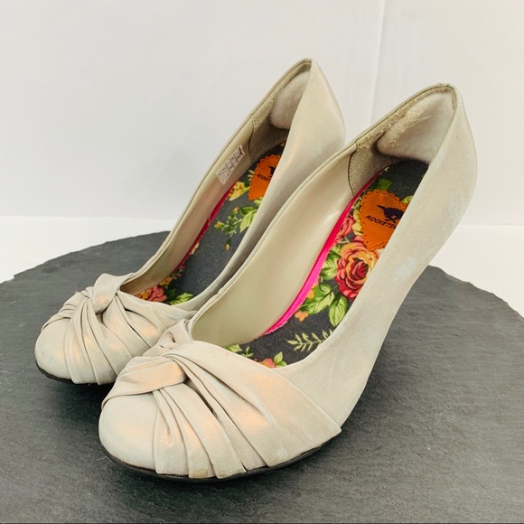 rocket dog white pumps